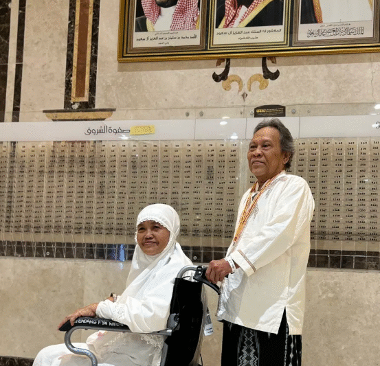 Senantiasa Intens Berhaji walaupun Bersandar di Bangku Roda